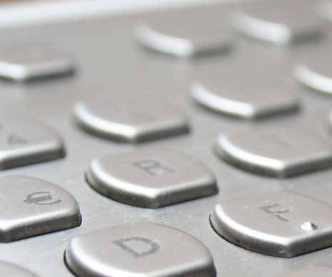 Computerreparatie te Breda, snelle service Afbeelding vrolijke vrouw geholpen op locatie te Breda